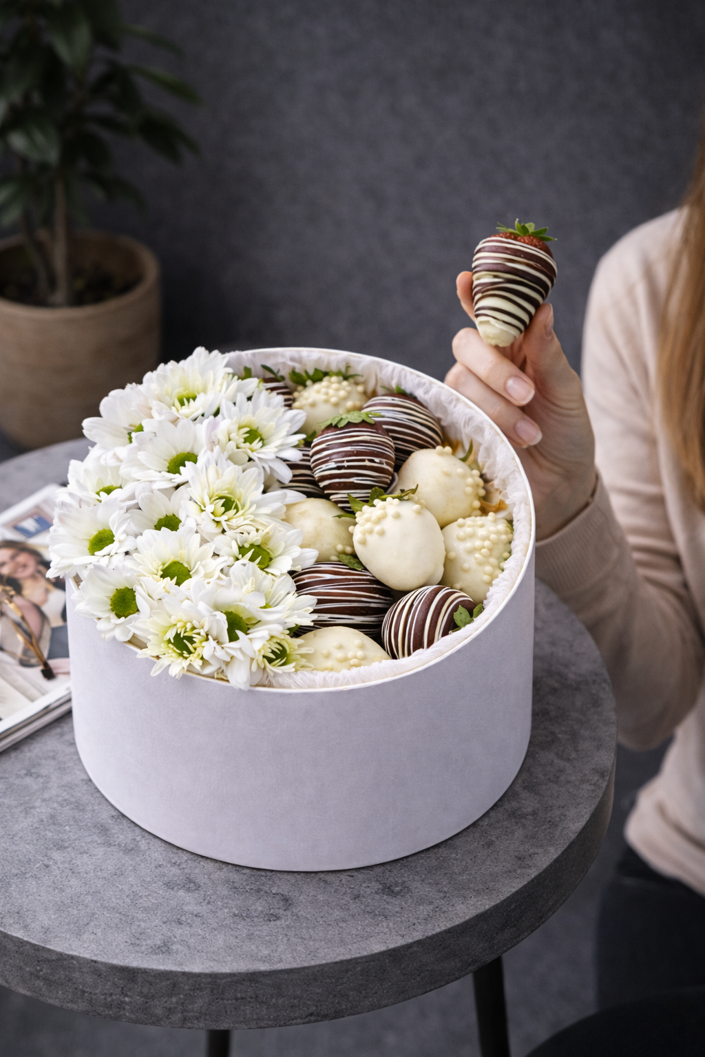 Cutie Rotundă cu Margarete și Căpșuni în Ciocolată