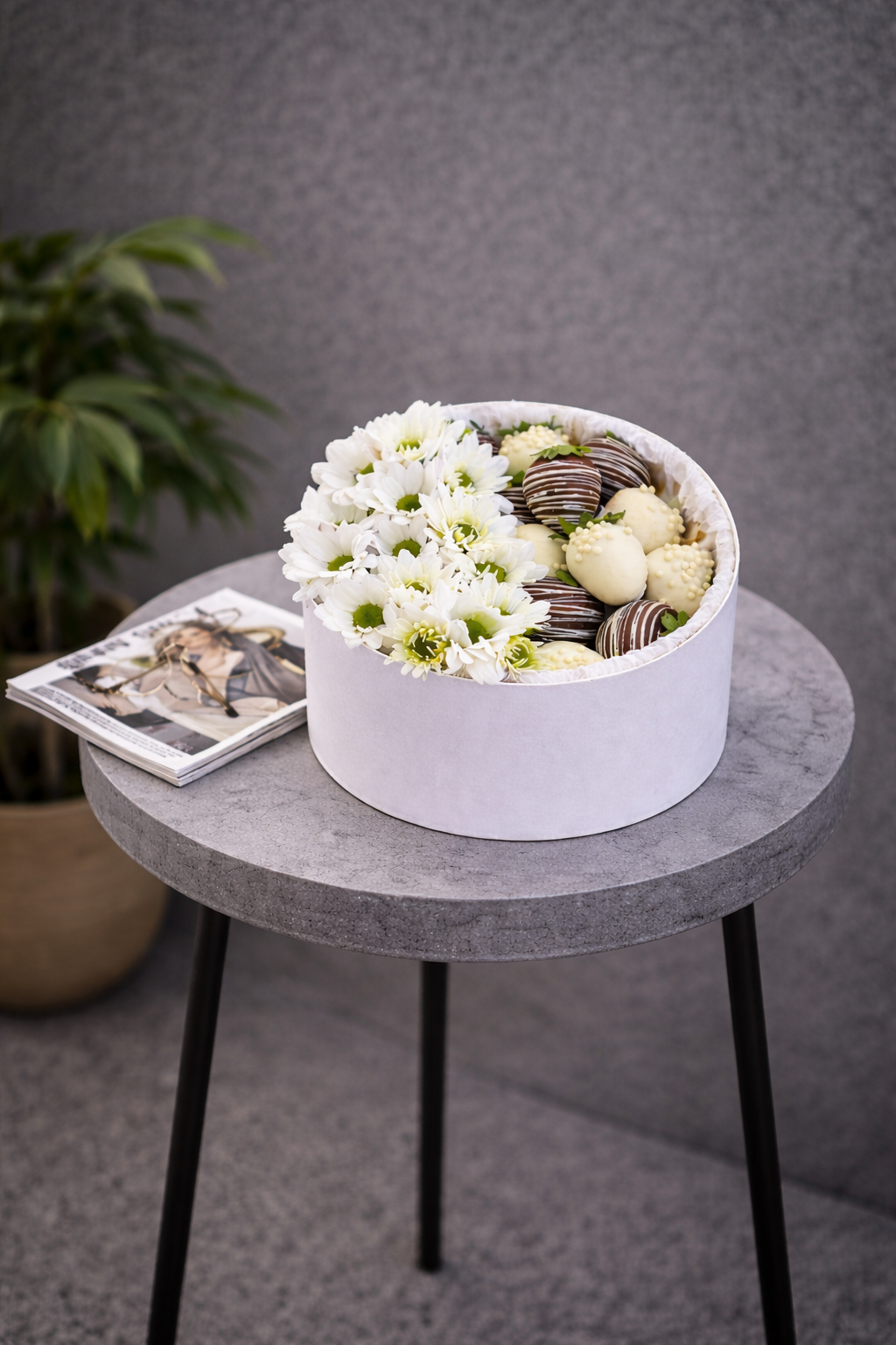 Cutie Rotundă cu Margarete și Căpșuni în Ciocolată