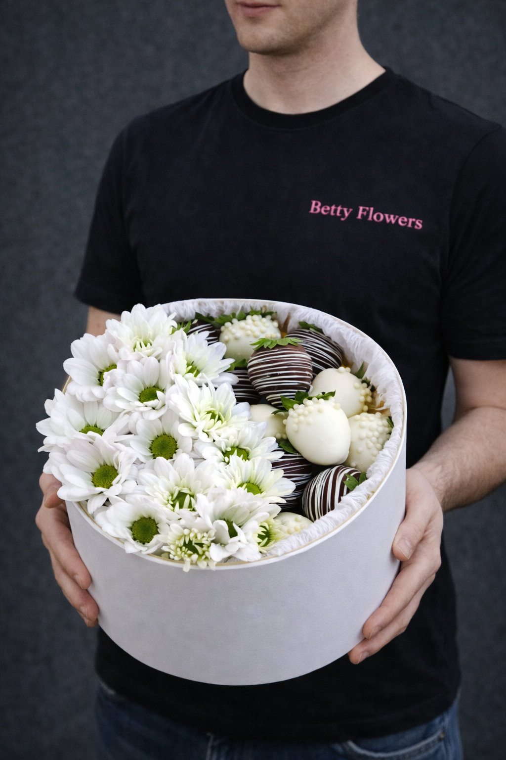 Cutie Rotundă cu Margarete și Căpșuni în Ciocolată