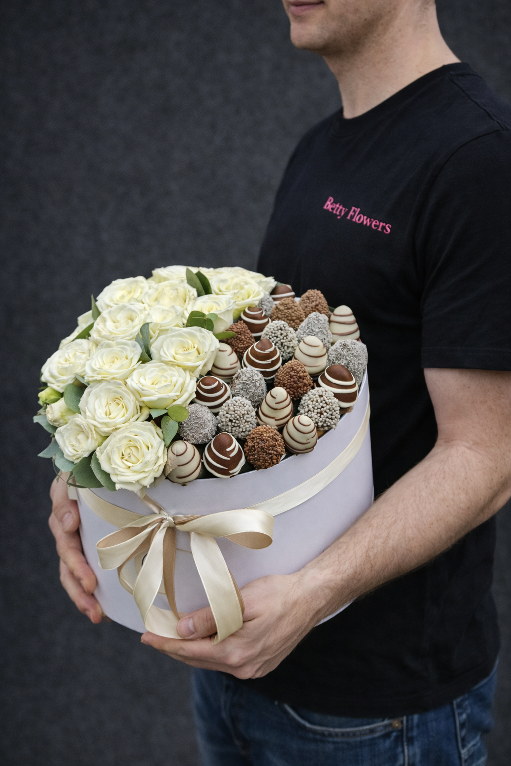 Cutie Rotundă cu Trandafiri Albi și Căpșuni în Ciocolată