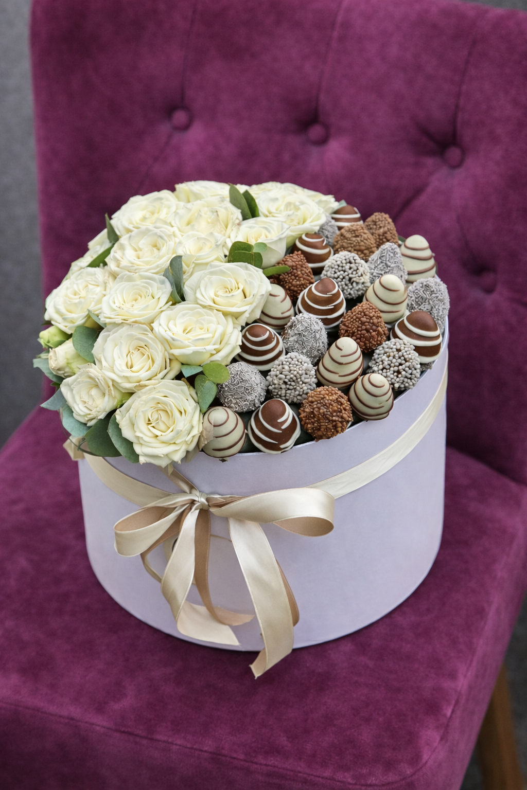 Cutie Rotundă cu Trandafiri Albi și Căpșuni în Ciocolată