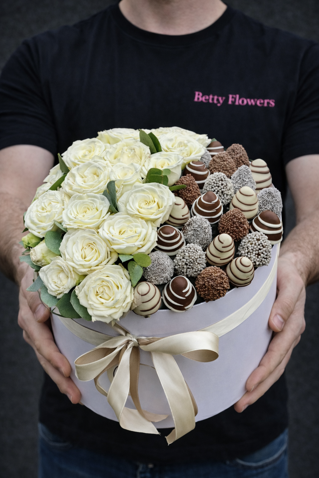 Cutie Rotundă cu Trandafiri Albi și Căpșuni în Ciocolată