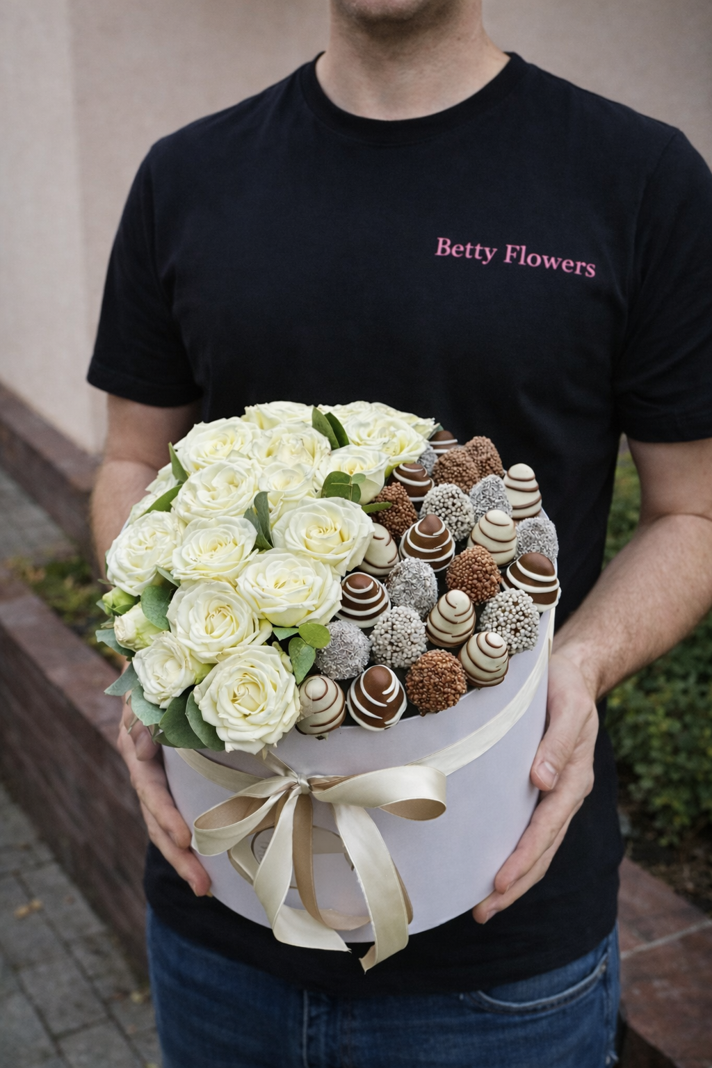 Cutie Rotundă cu Trandafiri Albi și Căpșuni în Ciocolată