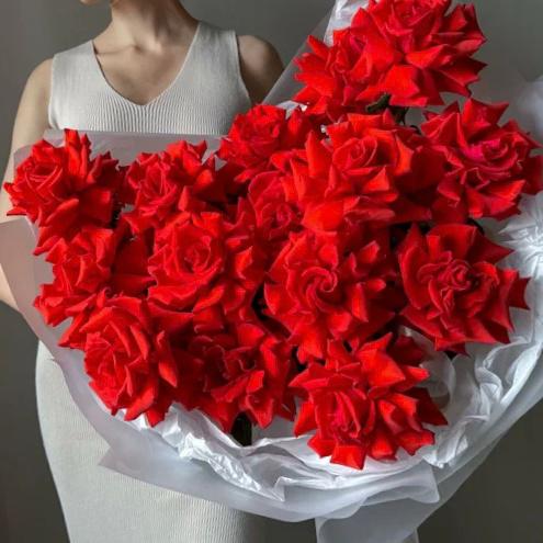 Trandafiri Roșii Artistic Modelați Pentru Cadou Romantic