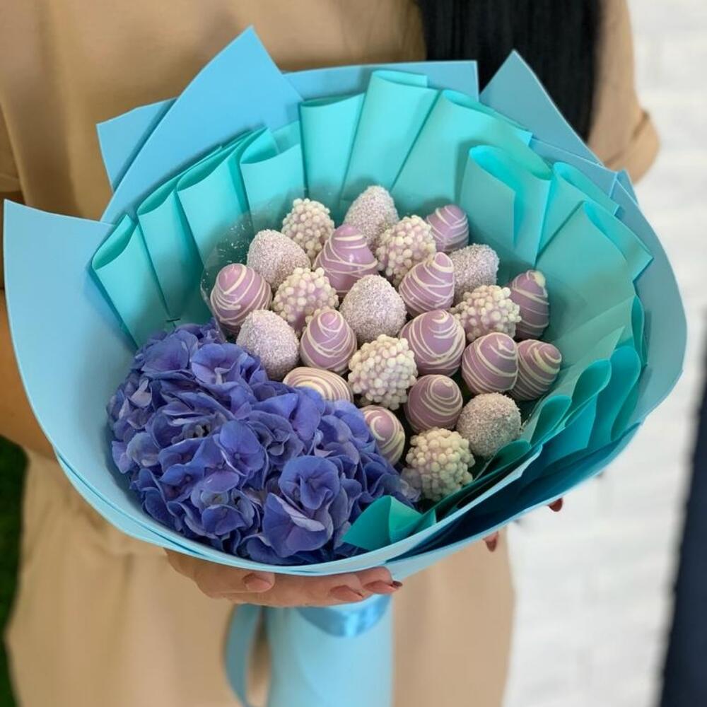 Buchet Cadou cu Căpșuni în Ciocolată Belgiană și Hortensie
