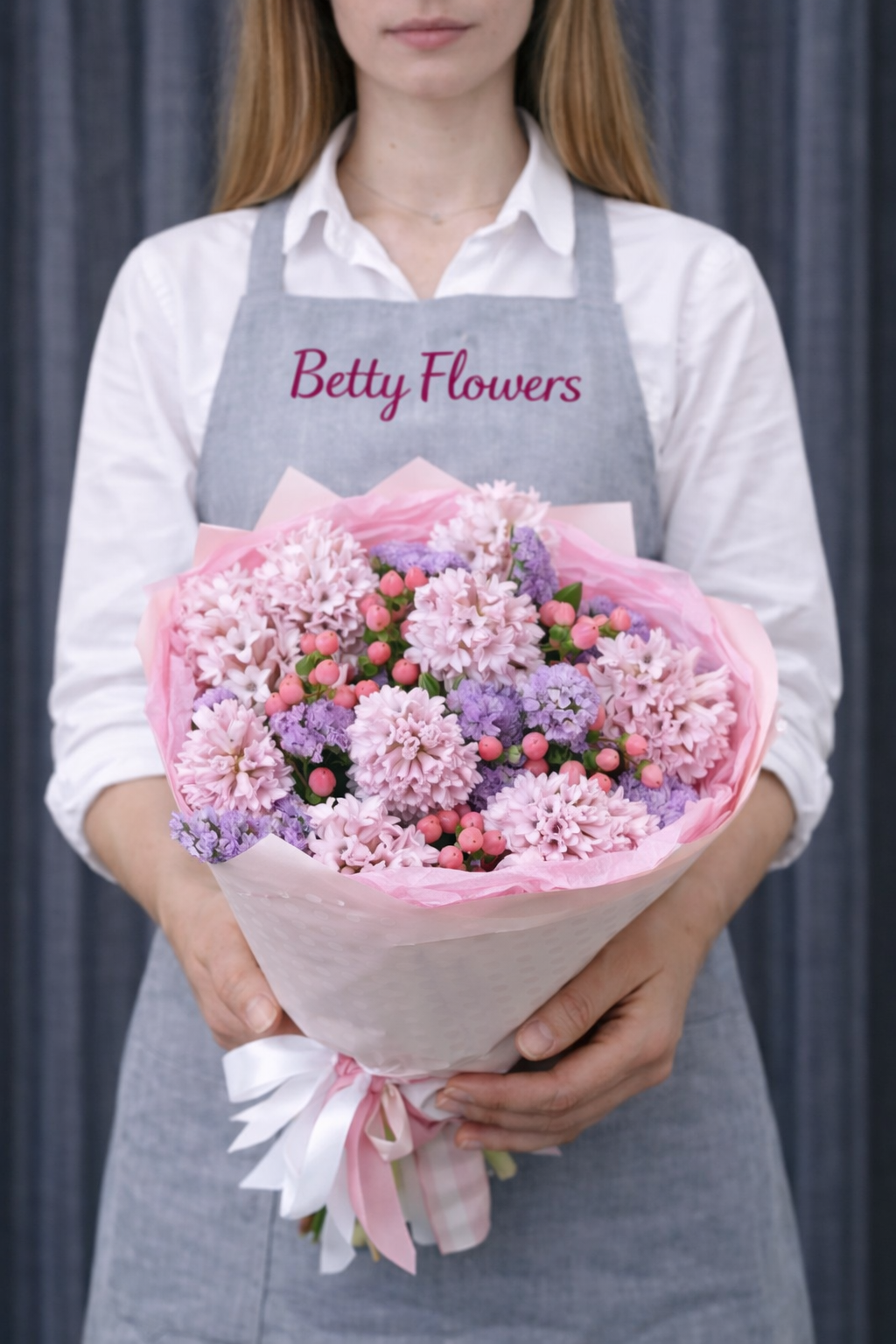 Buchet Elegant cu Zambile Parfumate și Hipericum Roz