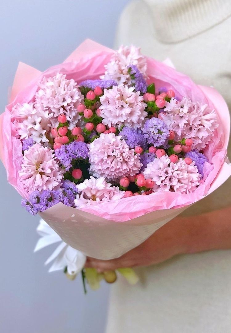 Buchet Elegant cu Zambile Parfumate și Hipericum Roz