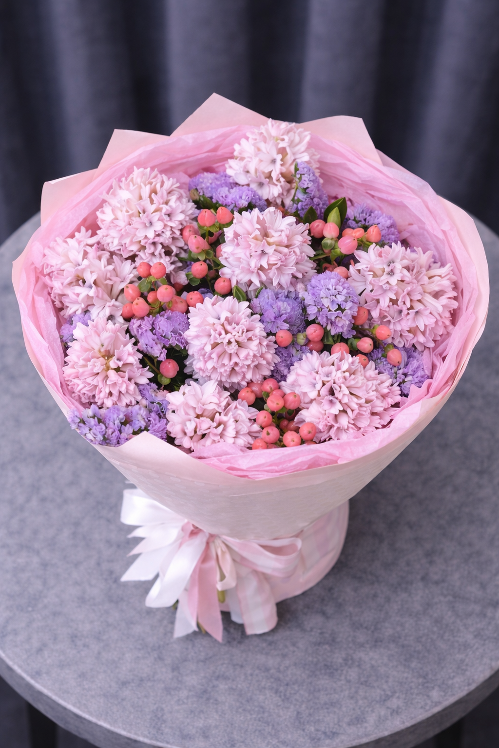 Buchet Elegant cu Zambile Parfumate și Hipericum Roz