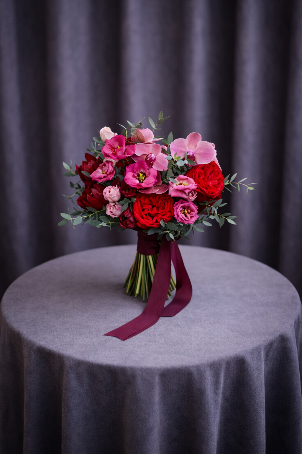 Buchet Mireasă Sofisticat cu Orhidee Roz și Trandafiri Catifelați