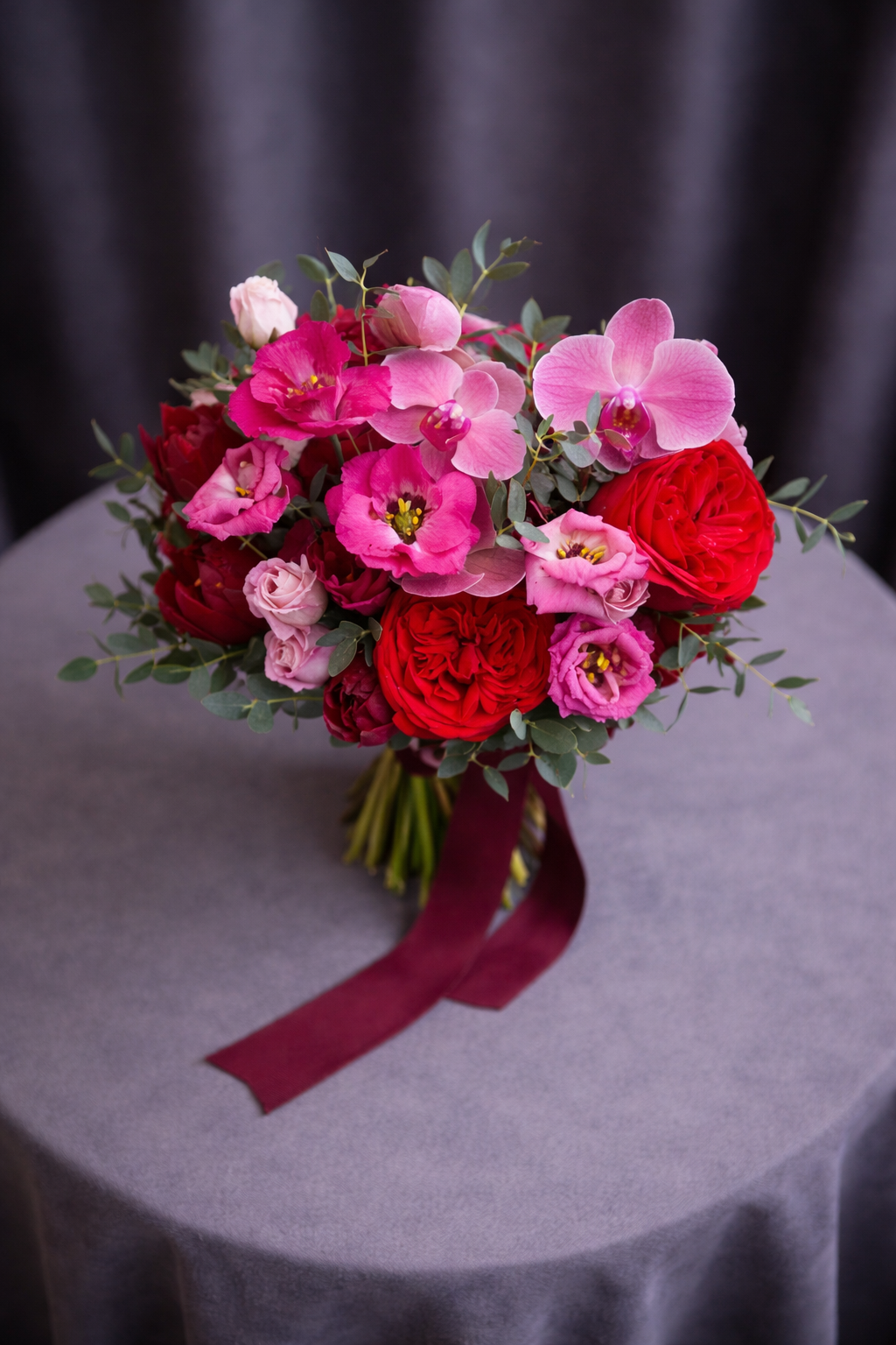 Buchet Mireasă Sofisticat cu Orhidee Roz și Trandafiri Catifelați