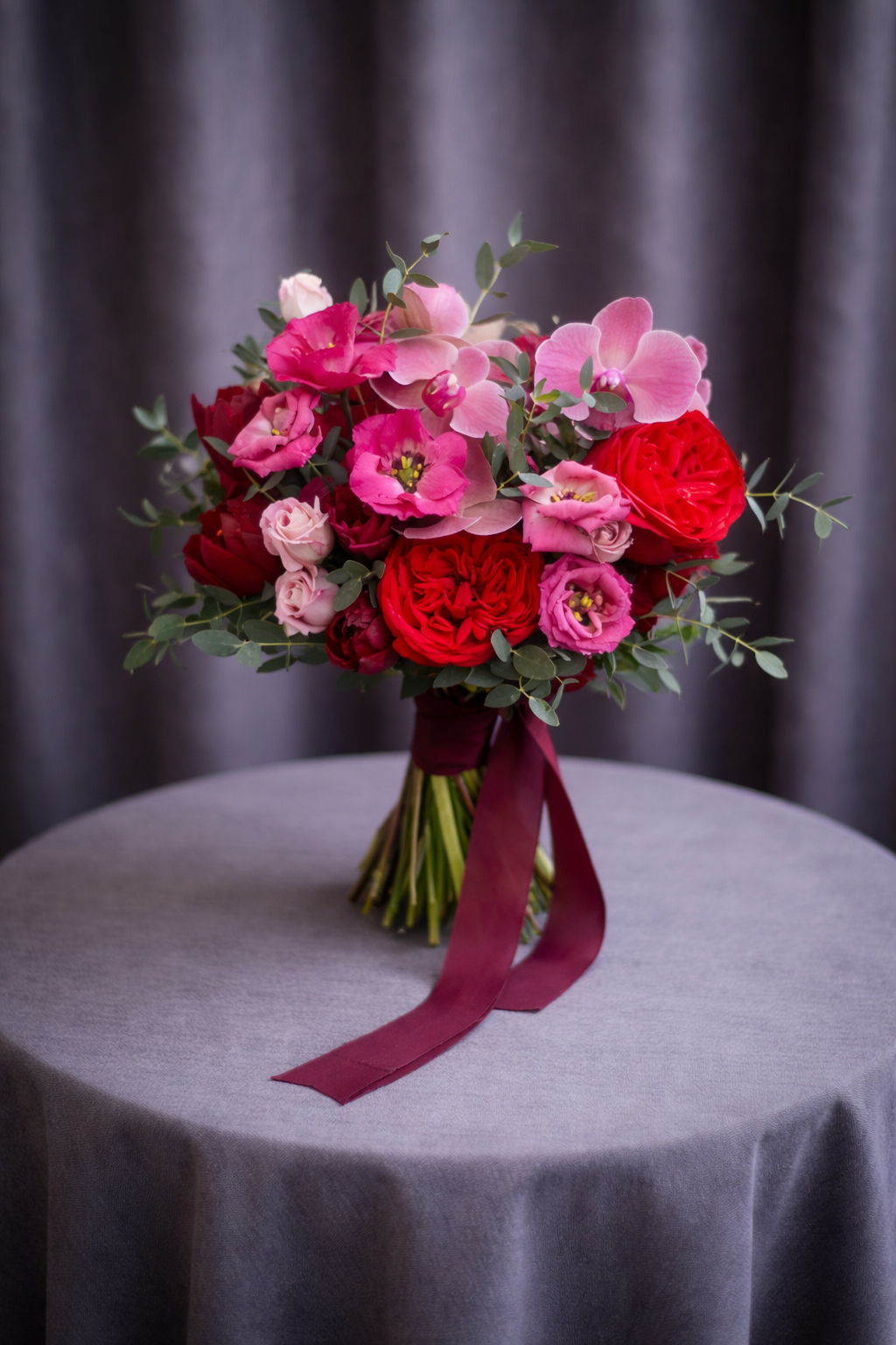 Buchet Mireasă Sofisticat cu Orhidee Roz și Trandafiri Catifelați