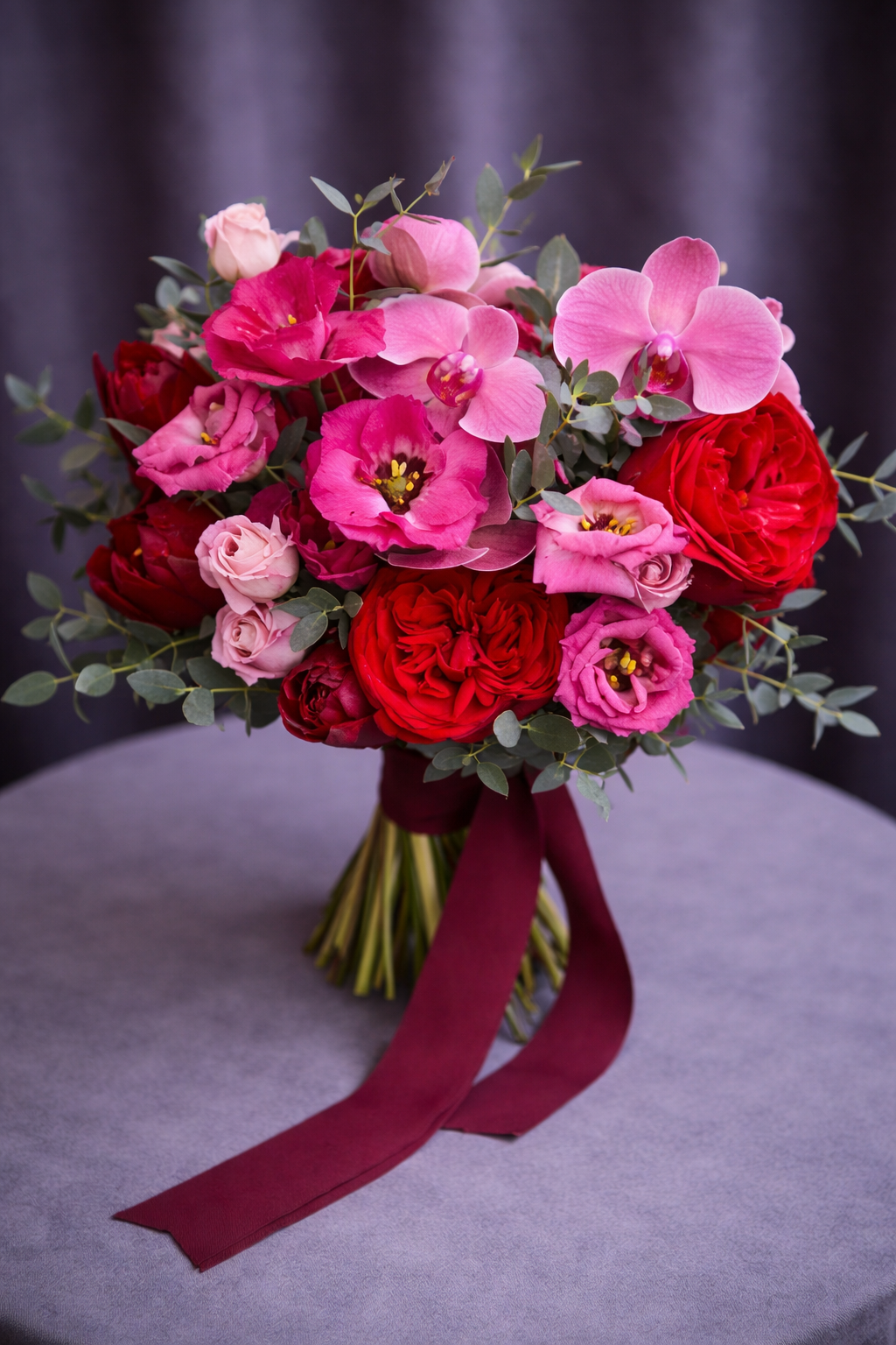 Buchet Mireasă Sofisticat cu Orhidee Roz și Trandafiri Catifelați