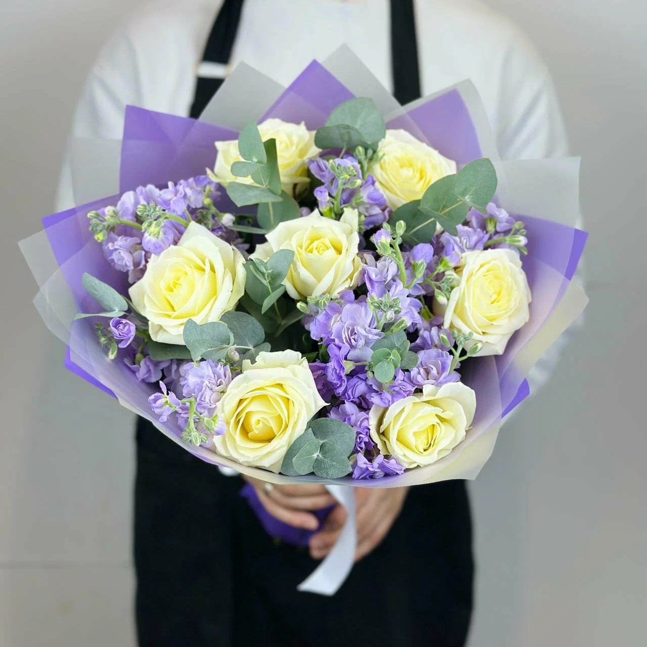 Buchet Trandafiri Albi și Mathiola Mov