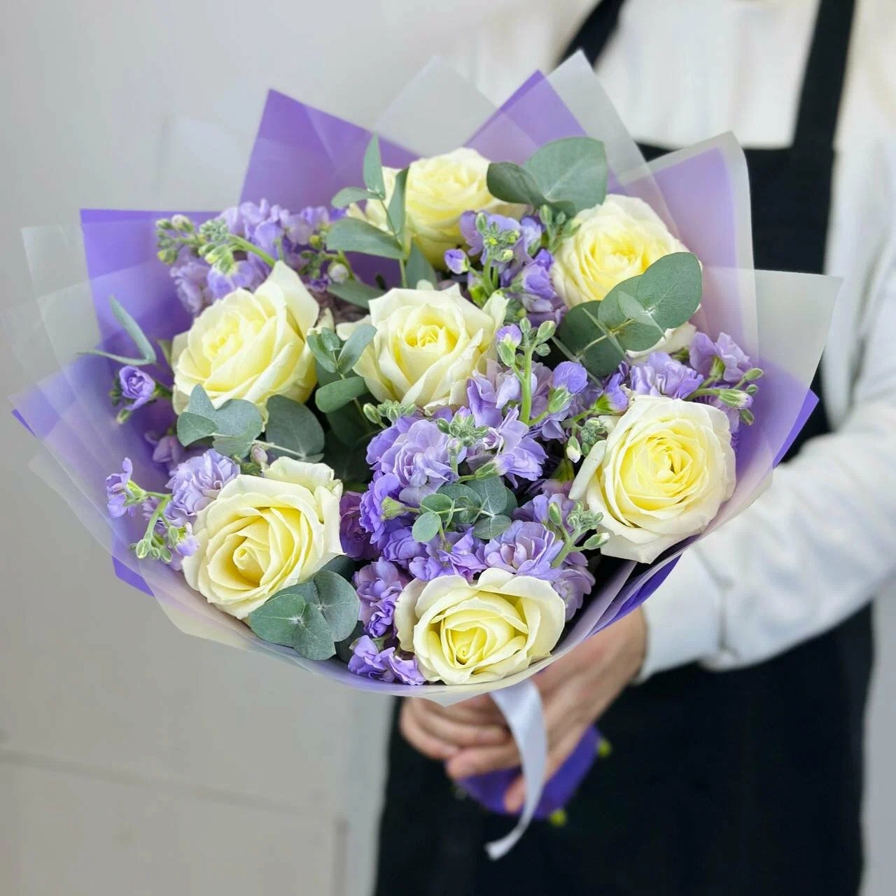 Buchet Trandafiri Albi și Mathiola Mov