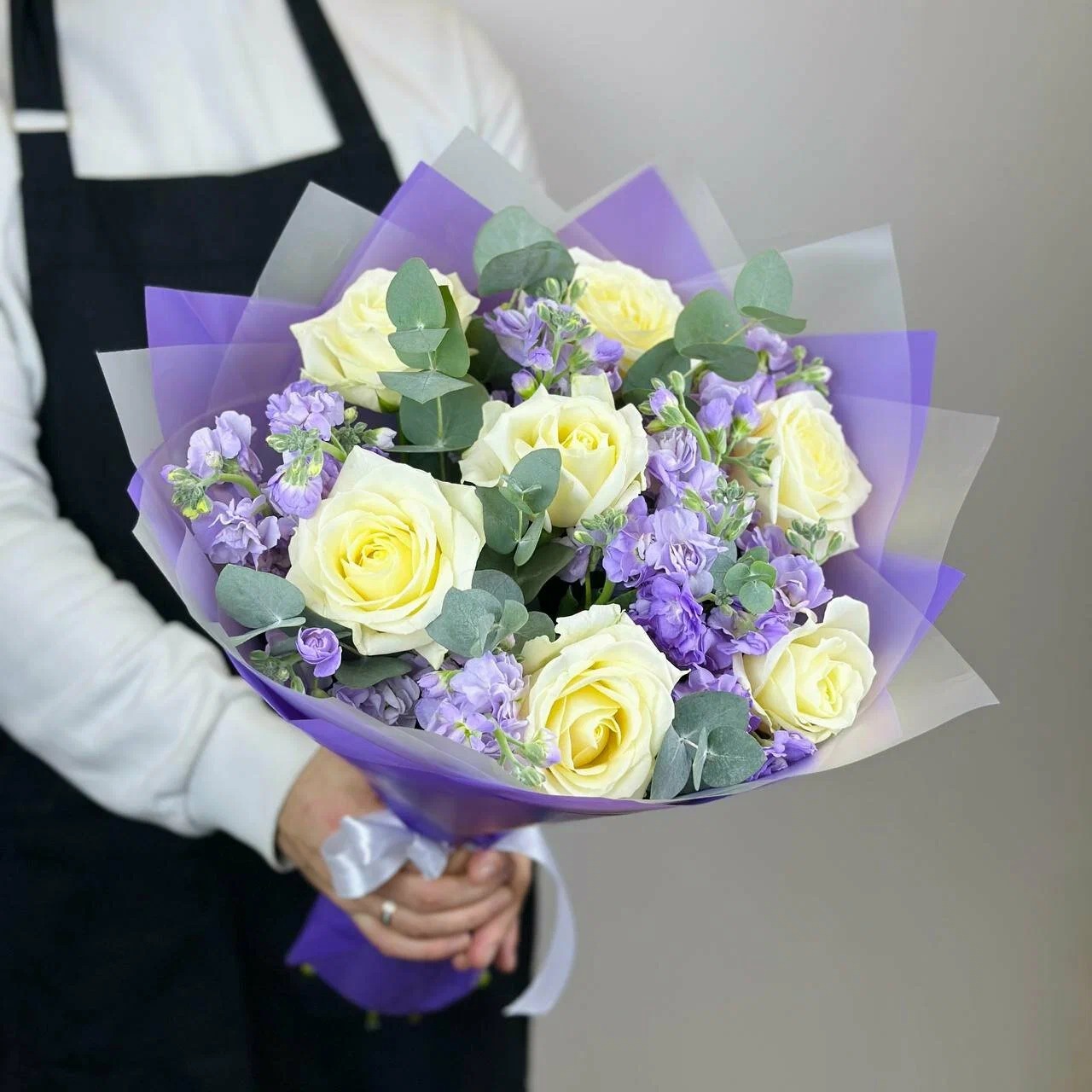 Buchet Trandafiri Albi și Mathiola Mov