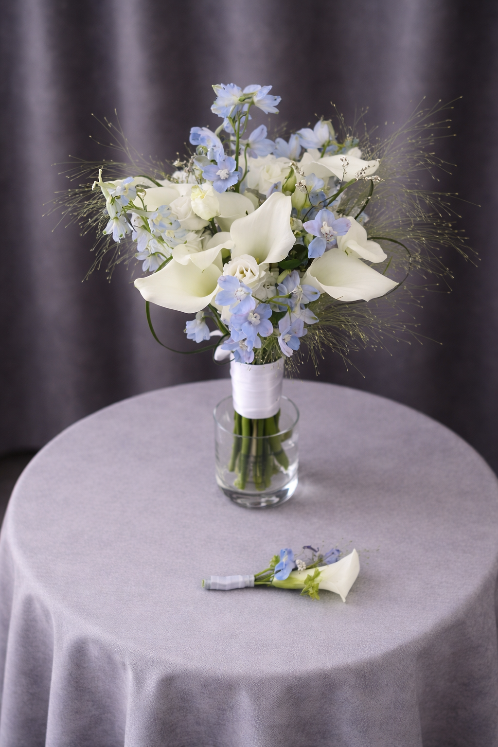Buchet de Nuntă Modern cu Cale și Delphinium Delicat