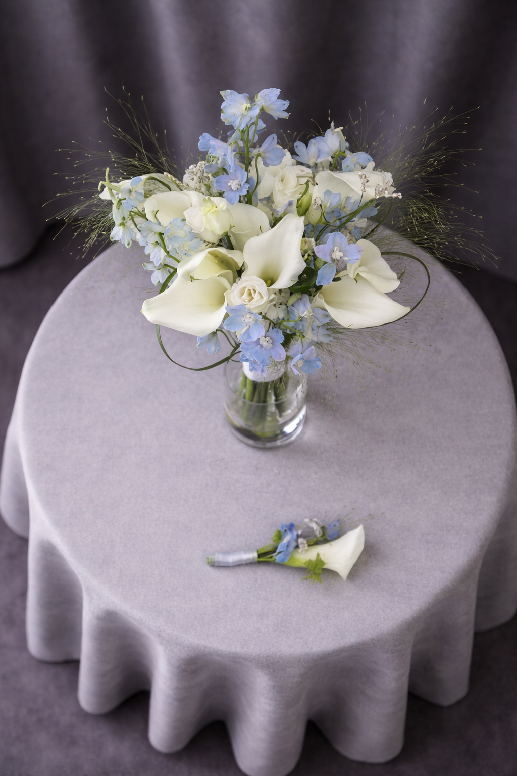 Buchet de Nuntă Modern cu Cale și Delphinium Delicat (2)