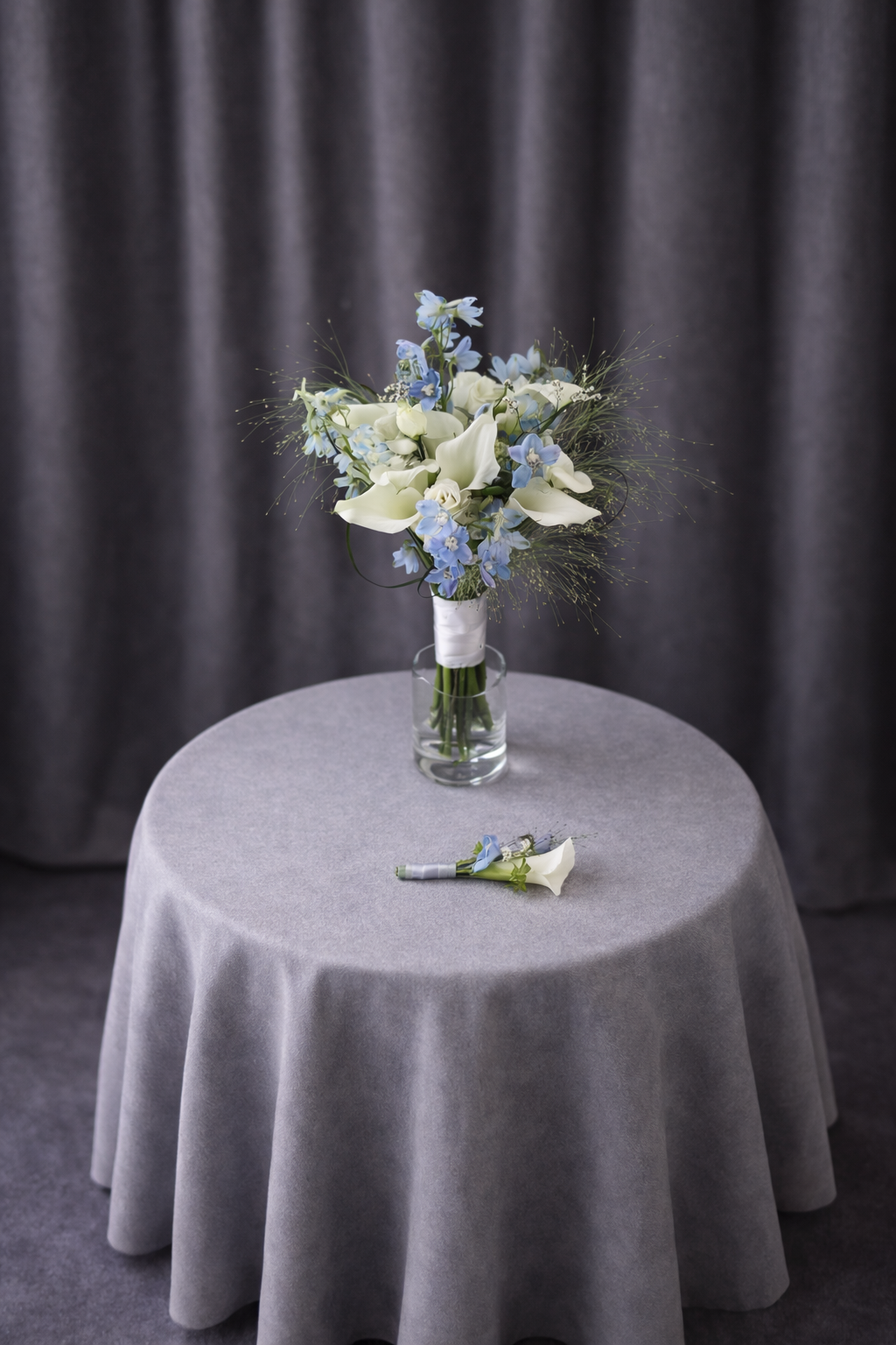 Buchet de Nuntă Modern cu Cale și Delphinium Delicat