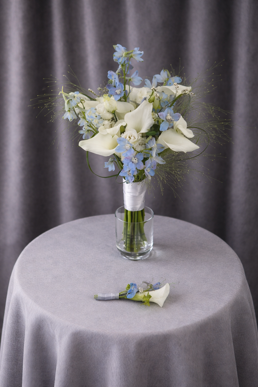 Buchet de Nuntă Modern cu Cale și Delphinium Delicat
