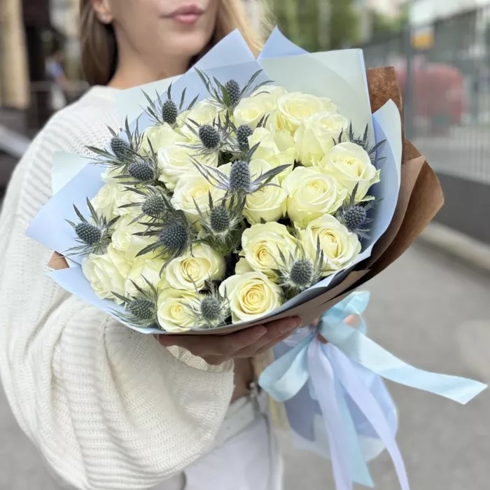 Buchet de lux Wild Elegance cu 25 trandafiri albi 50 cm si eryngium Betty Flowers