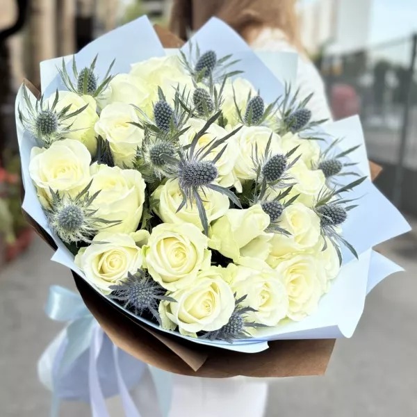 Buchet de lux Wild Elegance cu 25 trandafiri albi 50 cm si eryngium Betty Flowers