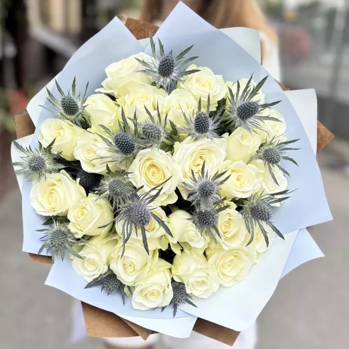 Buchet de lux Wild Elegance cu 25 trandafiri albi 50 cm si eryngium Betty Flowers