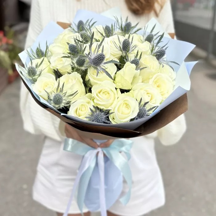 Buchet de lux Wild Elegance cu 25 trandafiri albi 50 cm si eryngium Betty Flowers