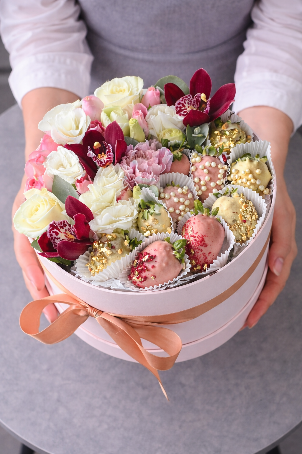Premium Rose & Strawberry Arrangement în Cutie Rotundă