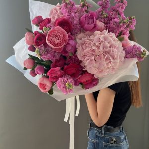 Buchete cu Flori Mixte – Armonie, Culoare și Design Floral Modern