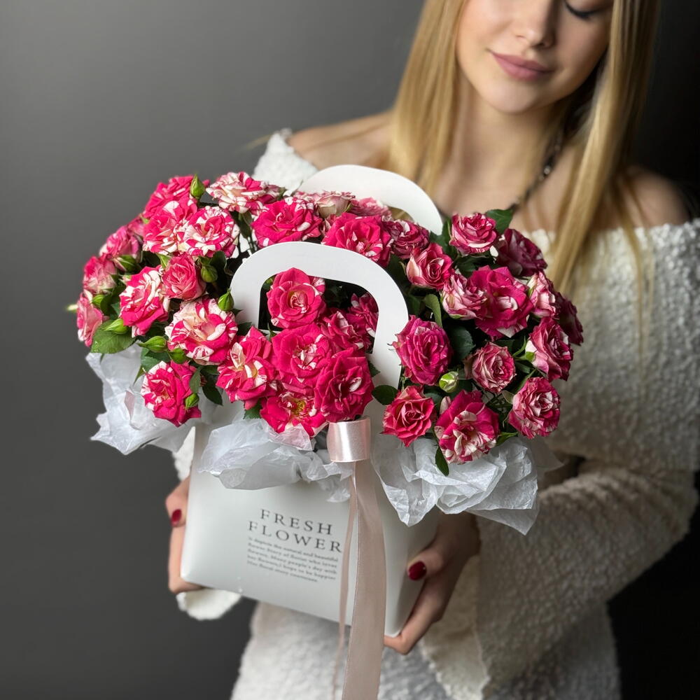 Aranjament Floral Texturat în Cutie Albă cu Mini-Trandafiri Roz