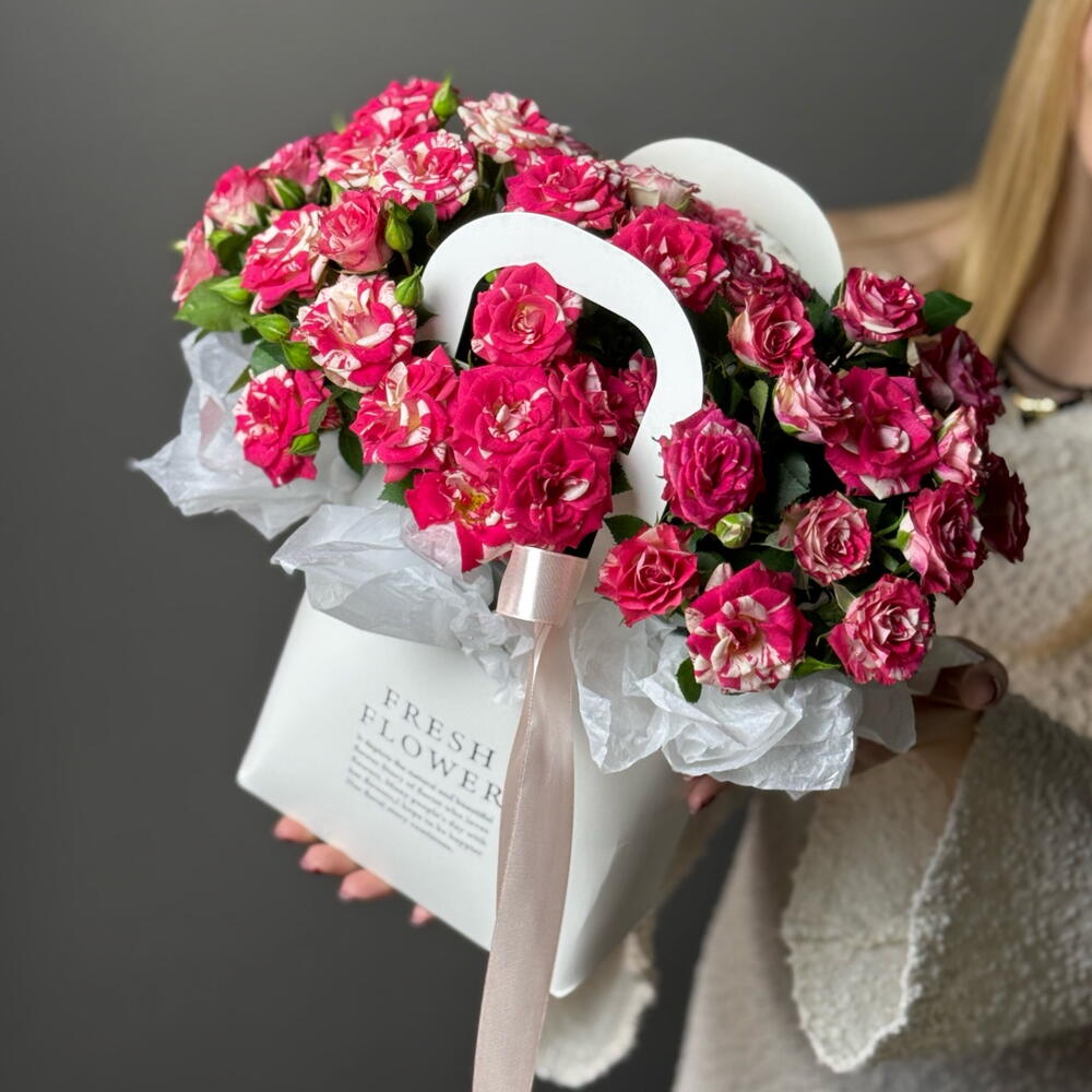 Aranjament Floral Texturat în Cutie Albă cu Mini-Trandafiri Roz