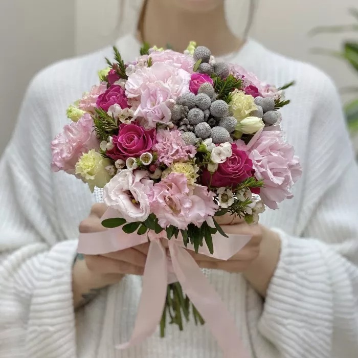 Buchet de Nașă Eleganță și Stil – Contrast Vibrant și Texturi Fine