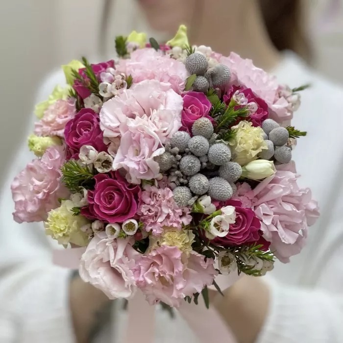 Buchet de Nașă Eleganță și Stil – Contrast Vibrant și Texturi Fine