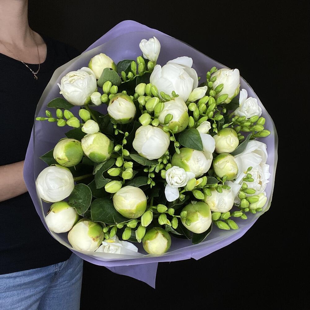 Buchet „White Serenity” – Bujori Albi și Frezii Parfumate