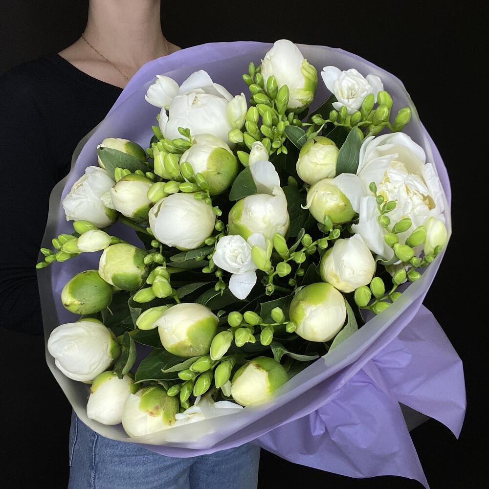 Buchet „White Serenity” – Bujori Albi și Frezii Parfumate