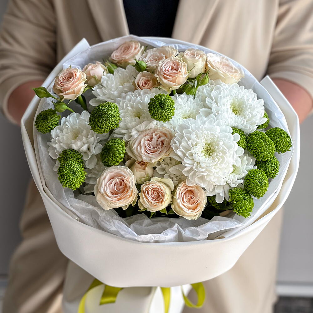 Buchet Elegant cu Trandafiri Crem și Crizanteme Albe