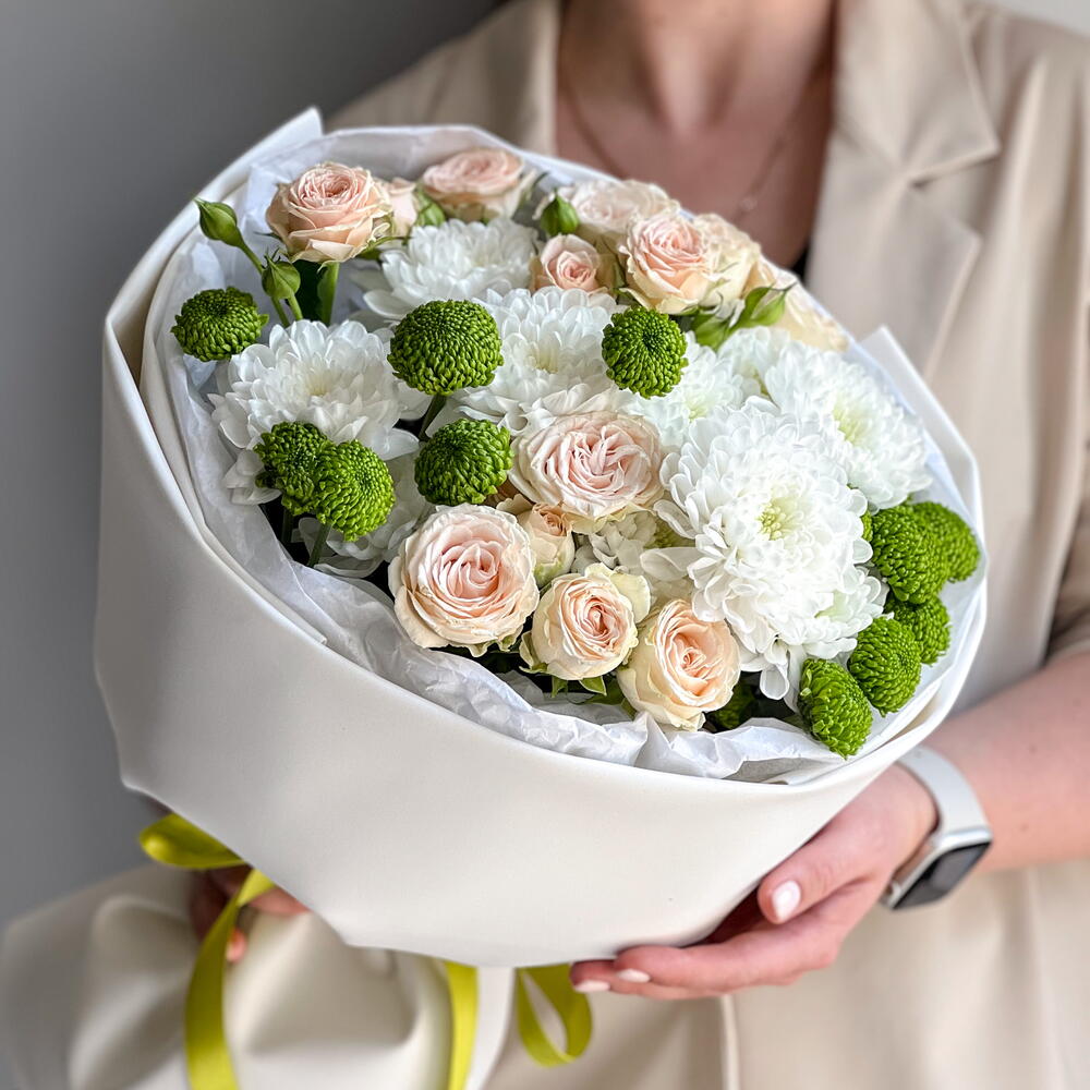 Buchet Elegant cu Trandafiri Crem și Crizanteme Albe