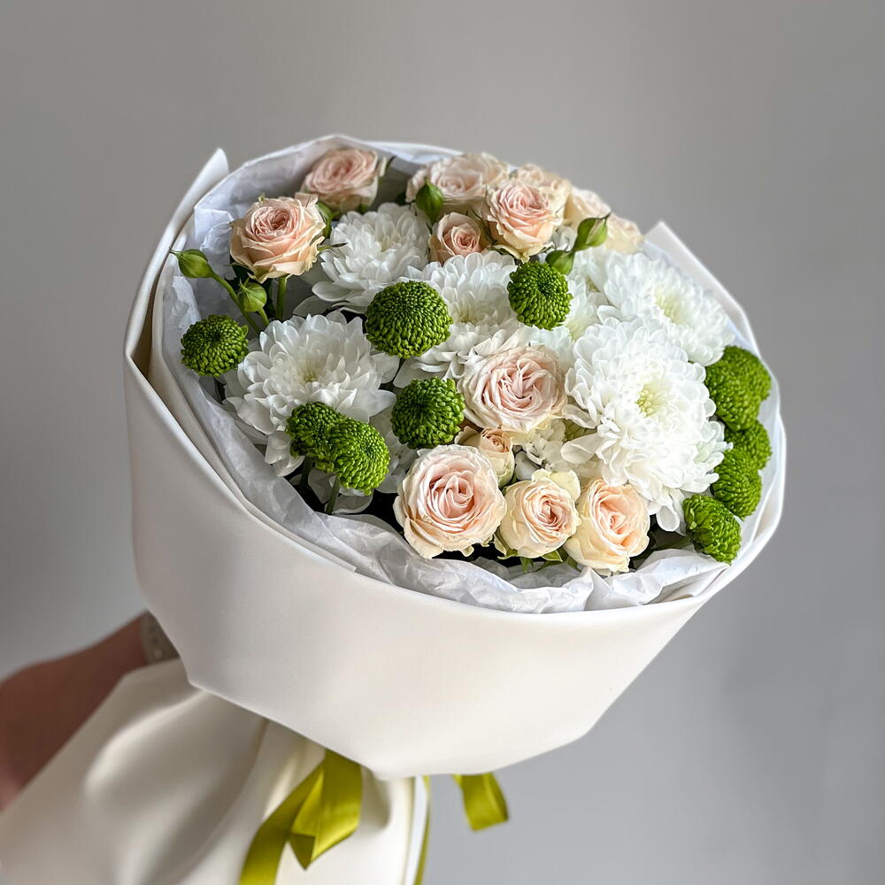 Buchet Elegant cu Trandafiri Crem și Crizanteme Albe