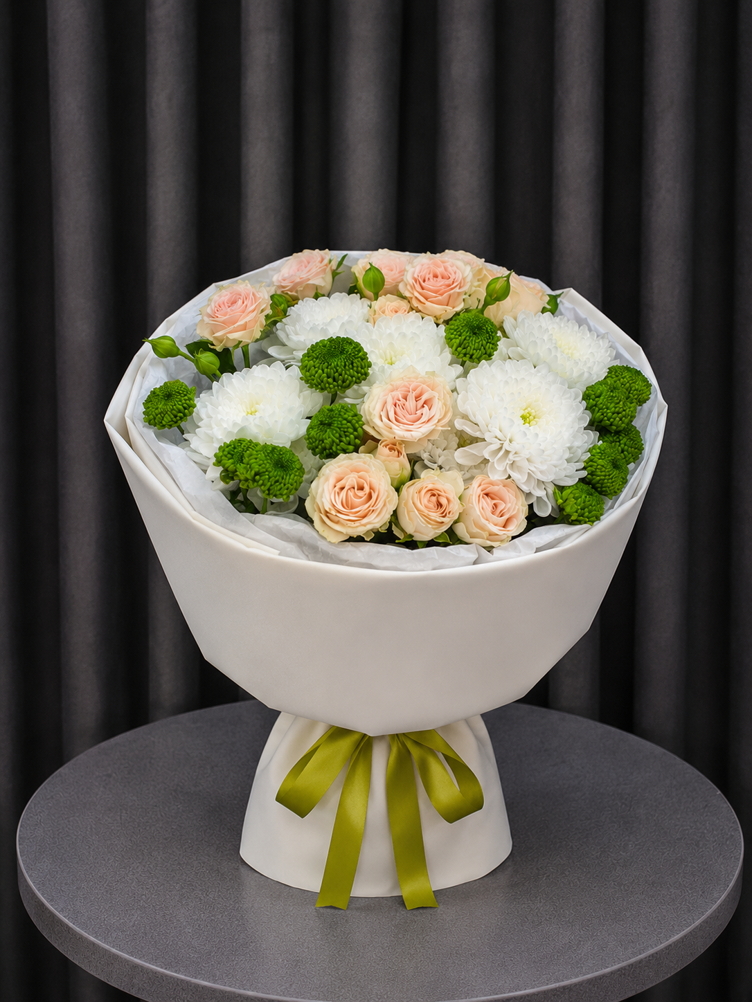 Buchet Elegant cu Trandafiri Crem și Crizanteme Albe