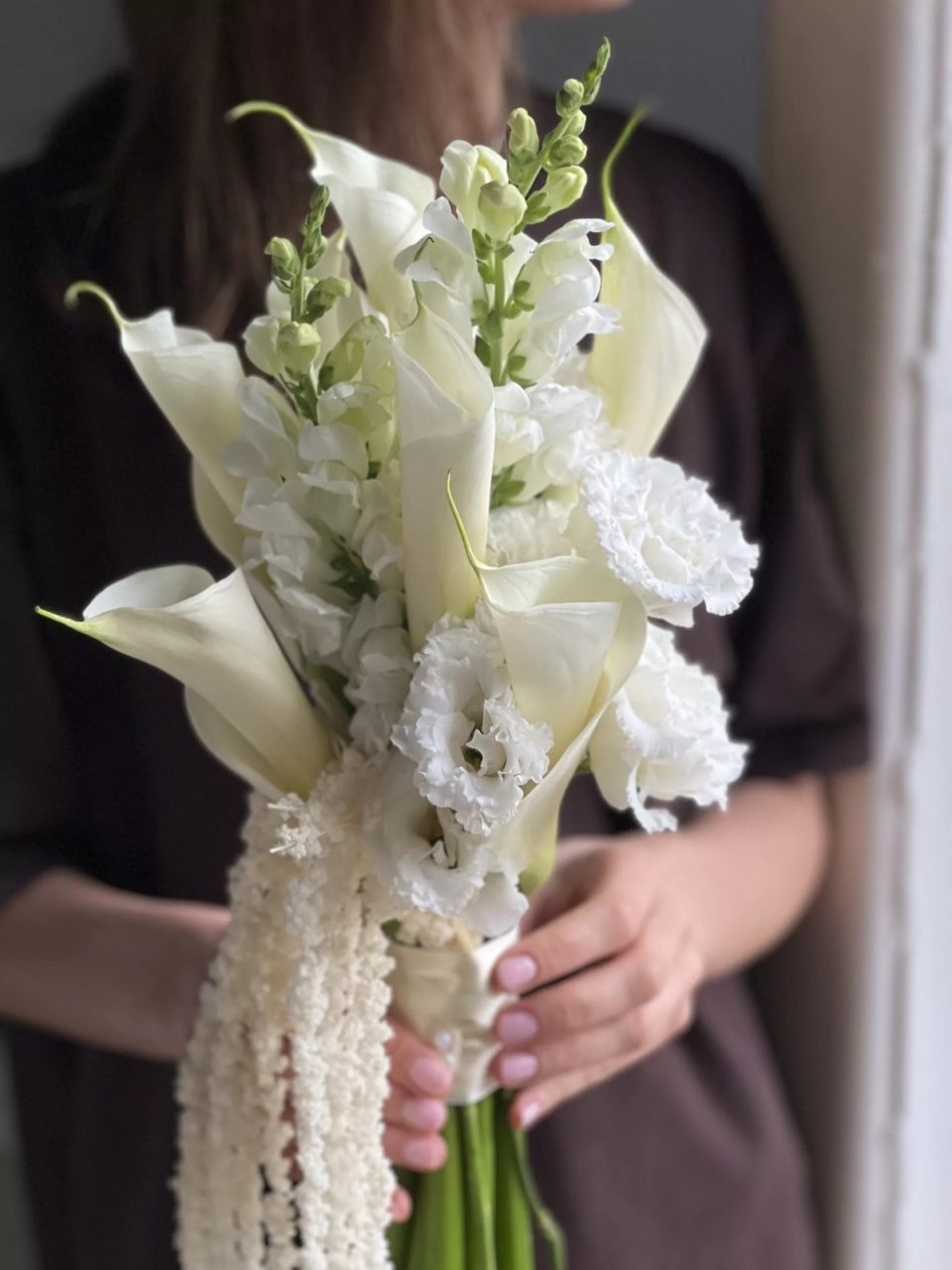 Buchet Mireasă Elegantă cu Cale Albe și Amaranthus