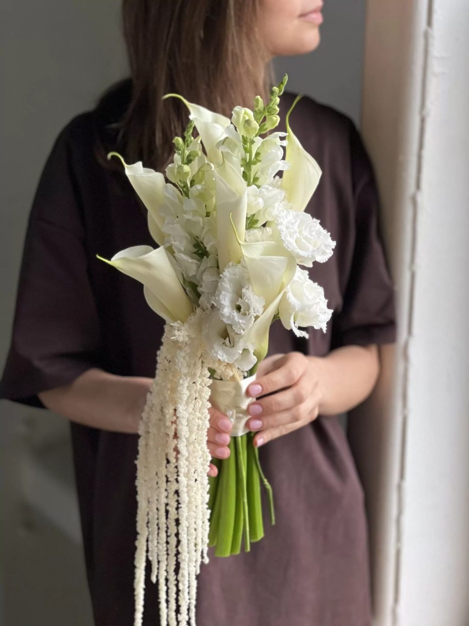 Buchet Mireasă Elegantă cu Cale Albe și Amaranthus