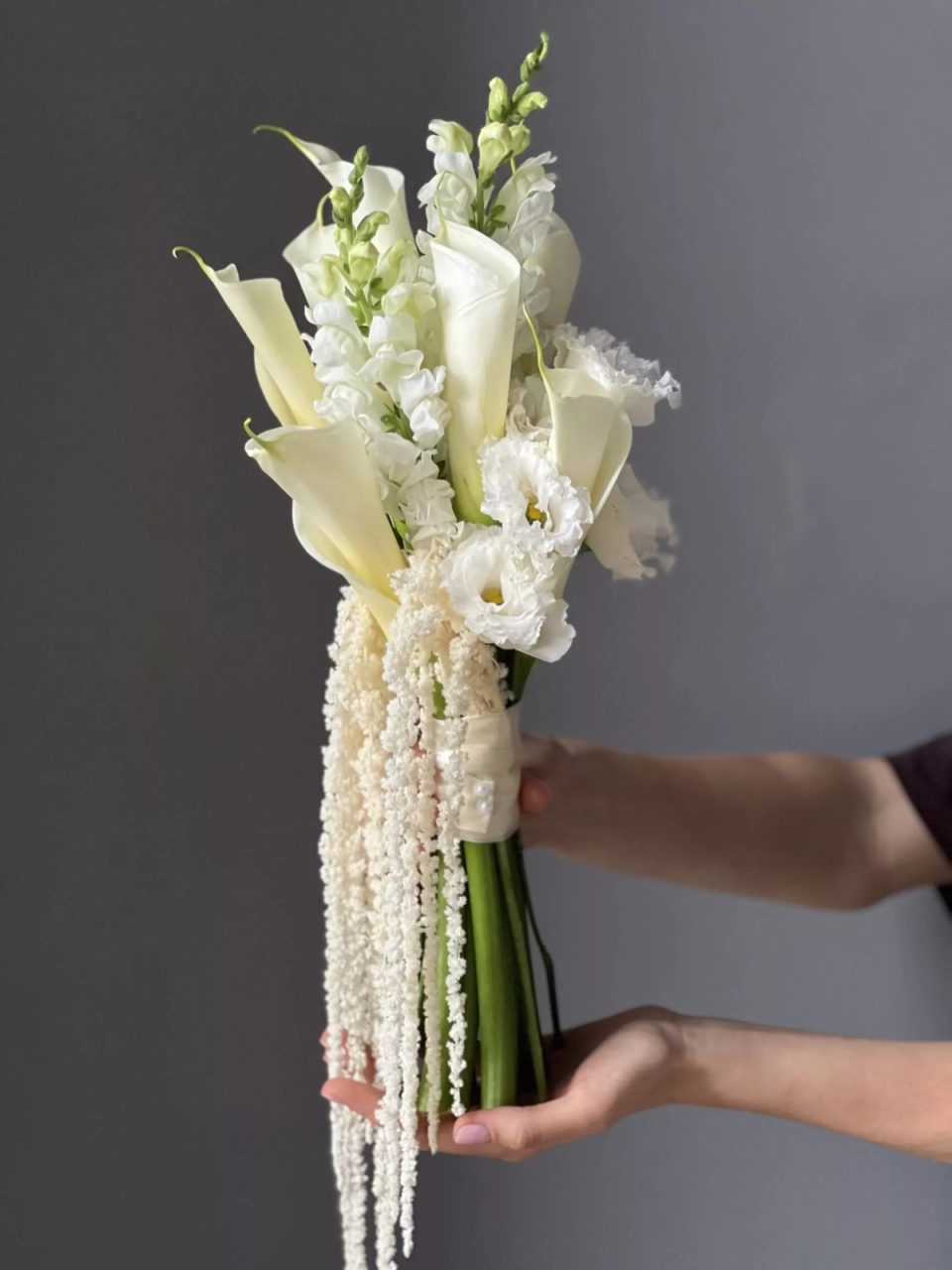 Buchet Mireasă Elegantă cu Cale Albe și Amaranthus